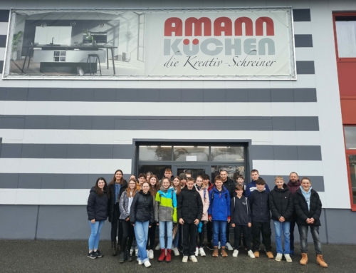 Verknüpfung von Theorie und Praxis: Betriebserkundung im Küchenstudio Amann in Altenstadt