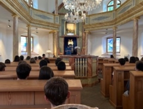 „The Sound of Dialogue – Gemeinsam Zukunft bauen“ – 163 Schülerinnen und Schüler der 9. Klassen besuchen die Synagoge in Floß
