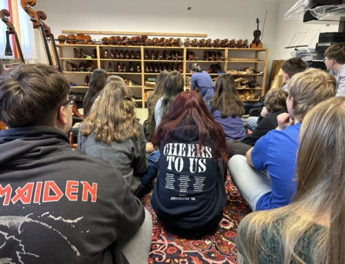 Besuch der Talentgruppen 7 und 10 bei der Geigenbauerin